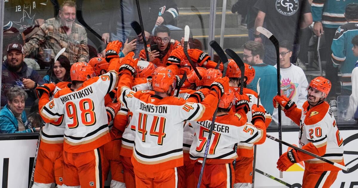 Leo Carlsson anota en tiempo extra y los Ducks vencieron a los Sharks en una sorprendente remontada