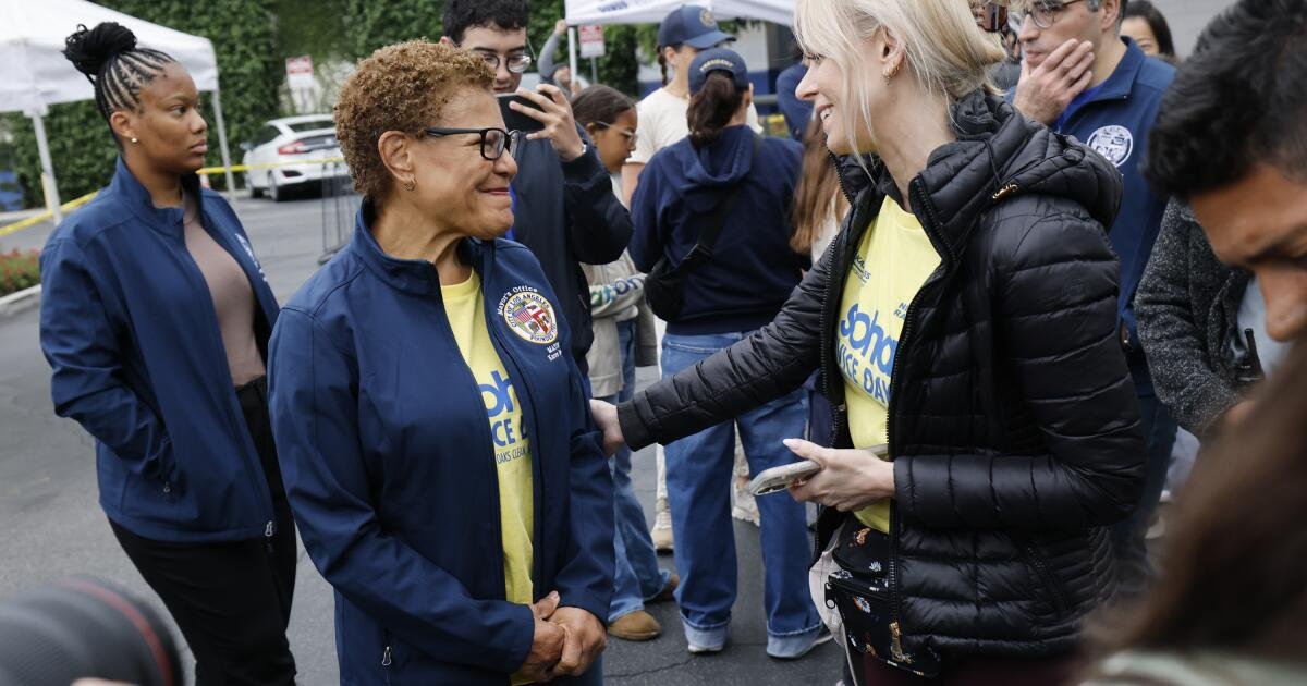 Mientras la alcaldesa de Los Ángeles se concentra en las calles llenas de basura, su principal funcionario de saneamiento sigue adelante