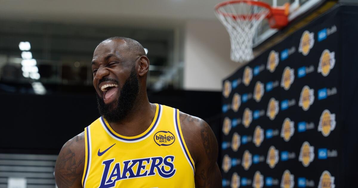 Fan está demandando a LeBron James por ‘fraude y engaño’ después de que la estrella de los Lakers se burlara de la ‘Segunda Decisión’