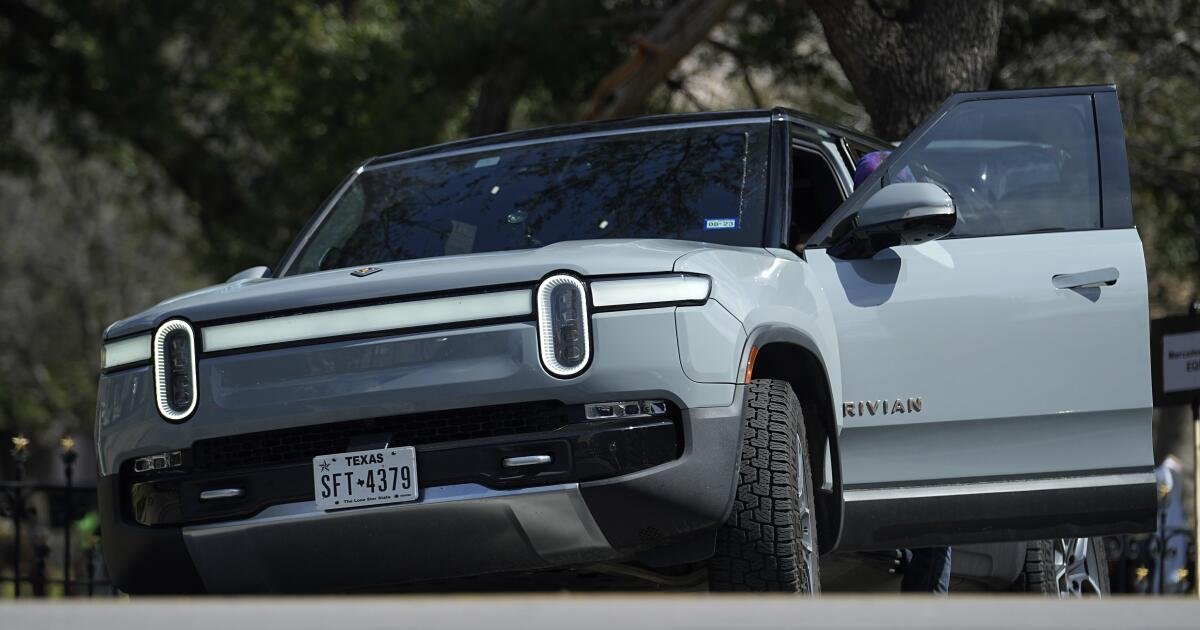El fabricante de camiones eléctricos Rivian está despidiendo a cientos en medio de una desaceleración de la demanda