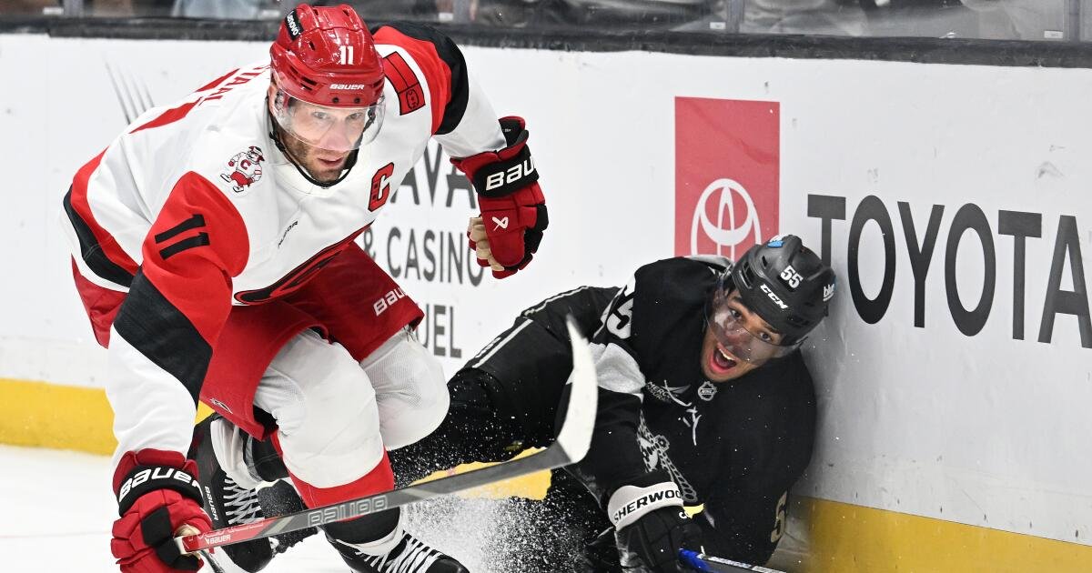 Los Kings caen ante los Hurricanes en tiempo extra por cuarta derrota consecutiva