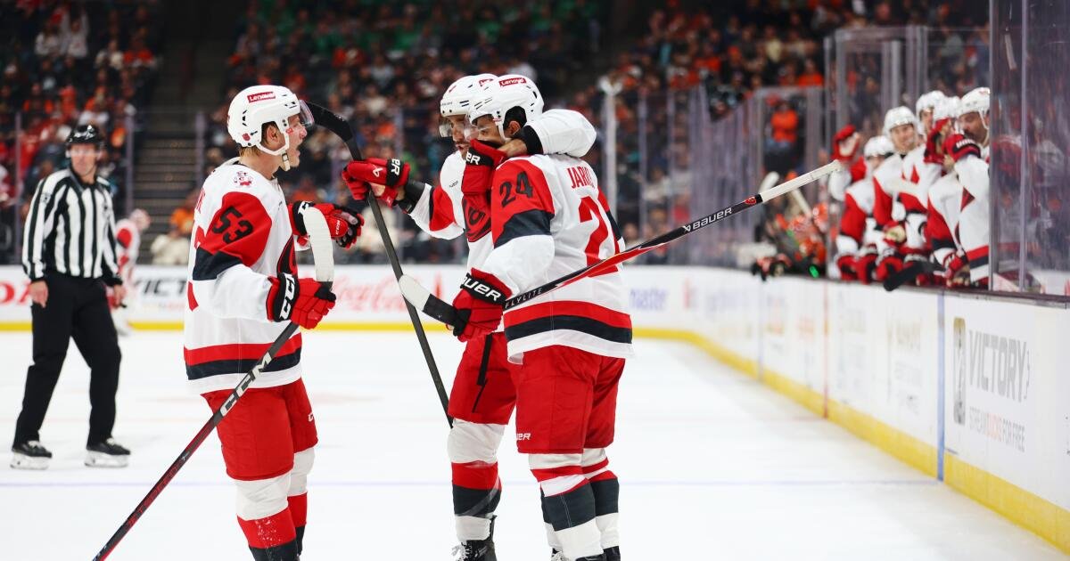 Los Ducks no pueden superar a los invictos Carolina Hurricanes
