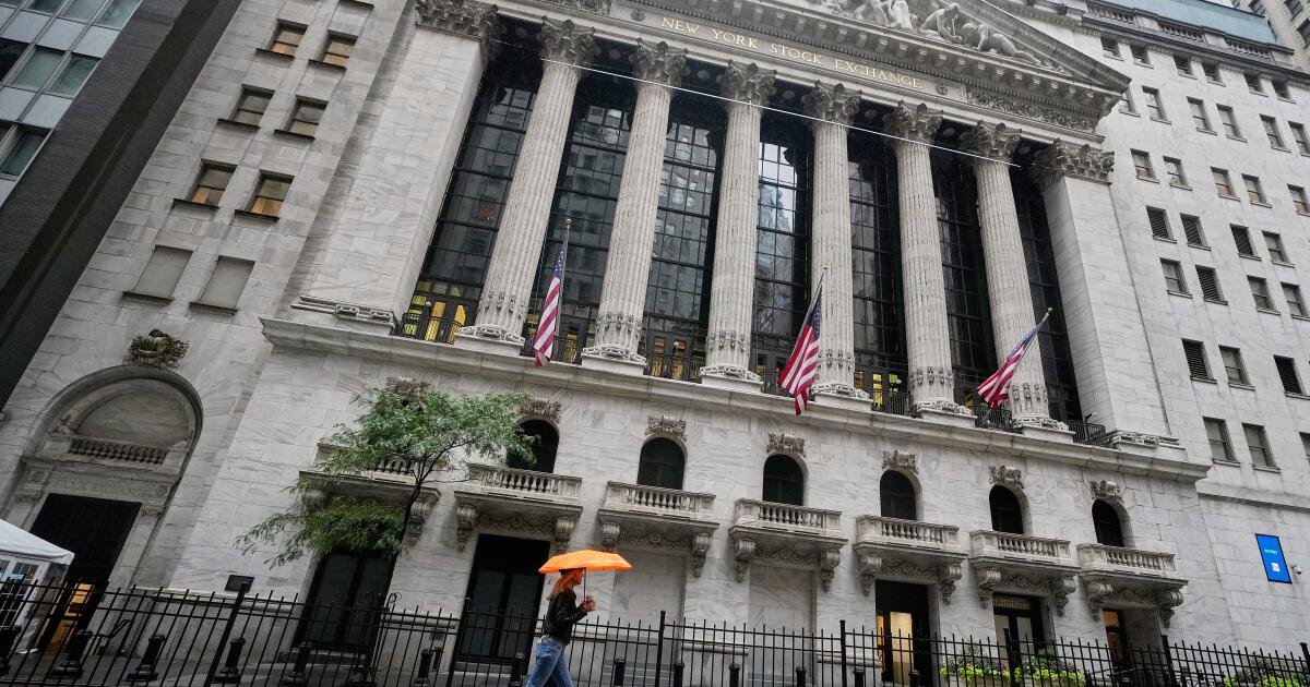 Wall Street sube para terminar su mejor semana en dos meses después de que las acciones bancarias se estabilizaran