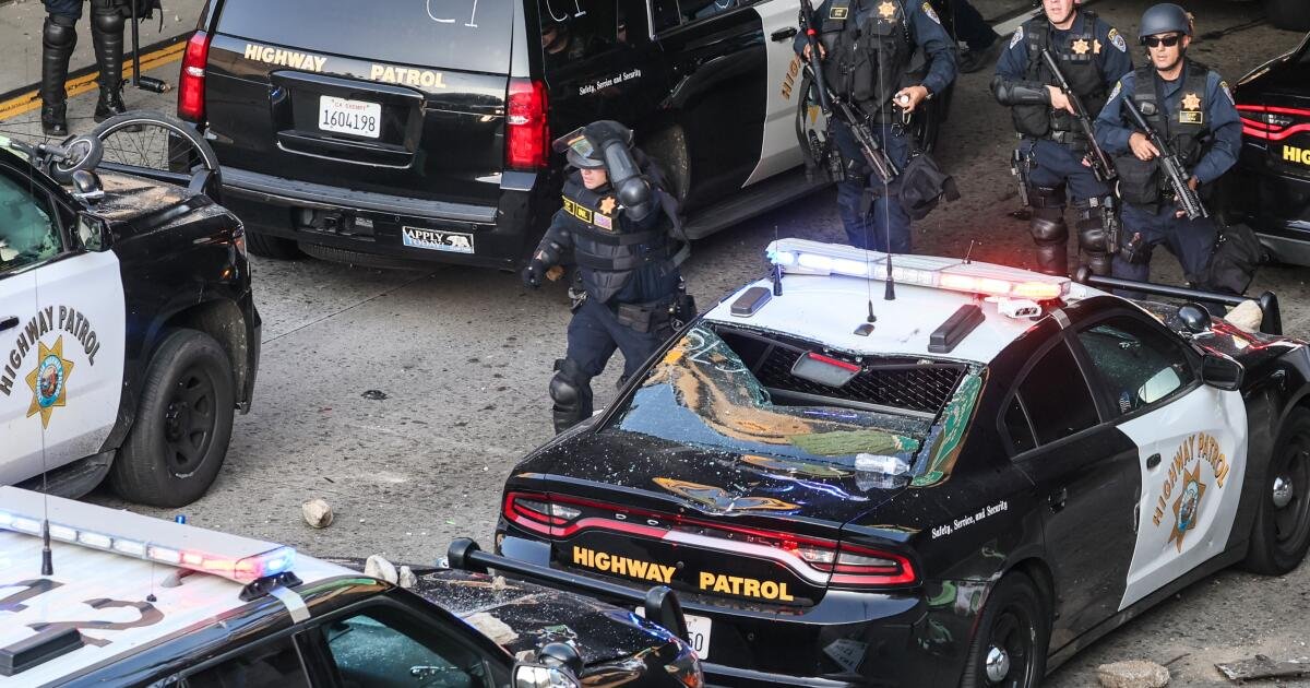 Los federales acusan a 12 de presunta violencia y ataques a la policía durante protestas de inmigración