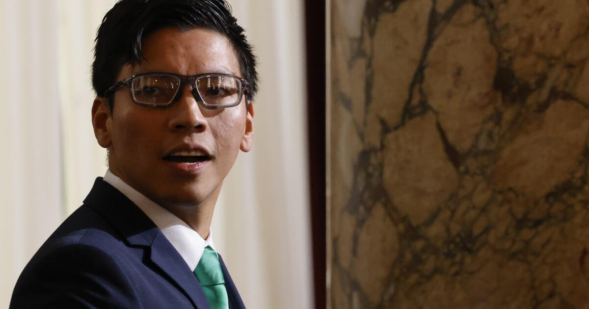 El contralor municipal Kenneth Mejía vuelve a entrar en la lucha para controlar el gasto de las personas sin hogar en Los Ángeles