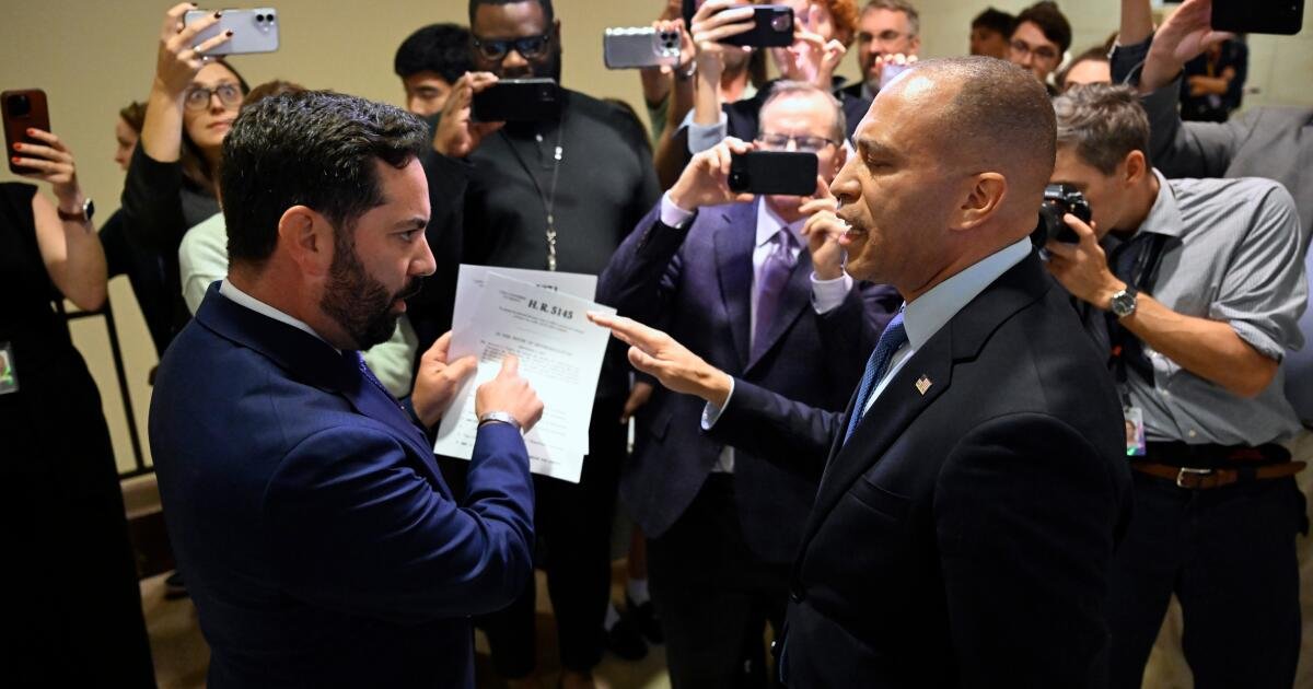 Los legisladores frustrados dicen que la falta de confianza está haciendo que sea más difícil poner fin al cierre del gobierno.