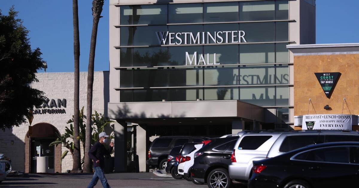 Los compradores del condado de Orange se despiden del centro comercial Westminster Mall