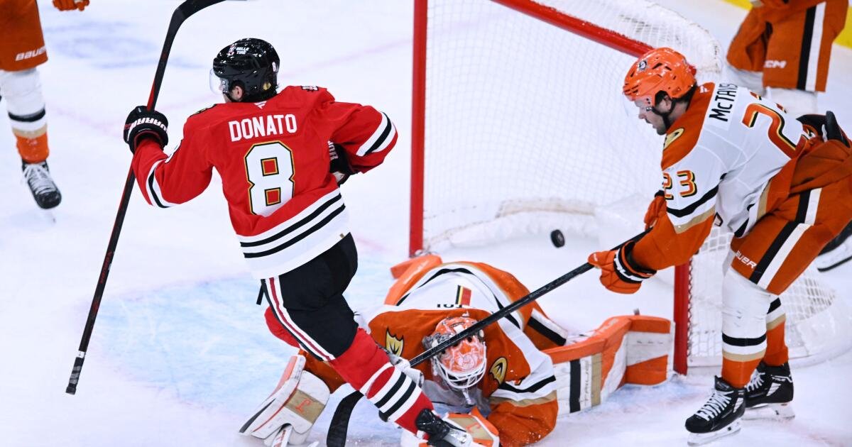 Ryan Donato anota en tiempo extra para que los Blackhawks superen a los Ducks