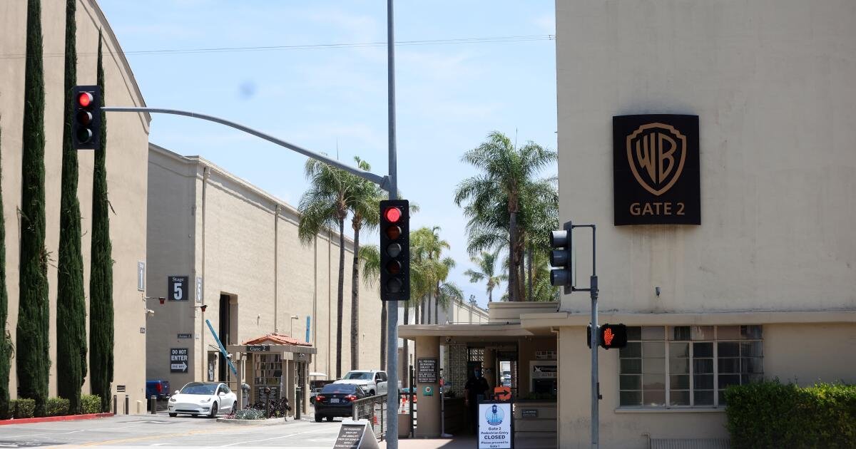 Las conversaciones sobre la venta de Warner Bros. Discovery se intensifican después del rechazo de la oferta inicial de Paramount