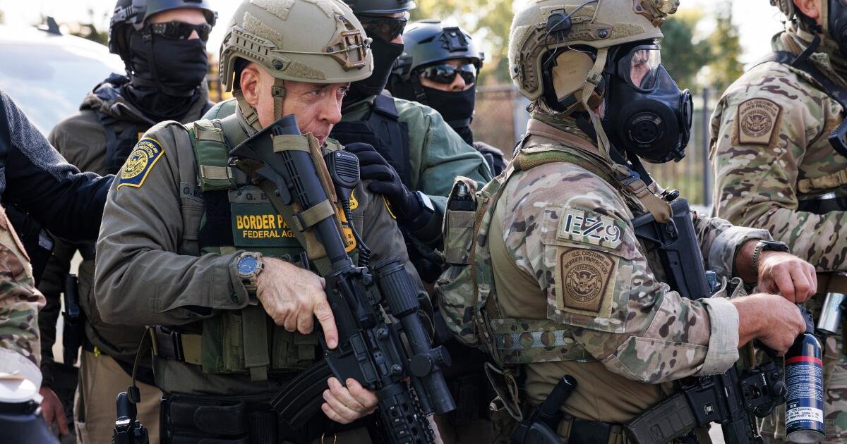 A medida que los agentes federales intensifican la represión migratoria en Chicago, más funcionarios electos quedan en la mira