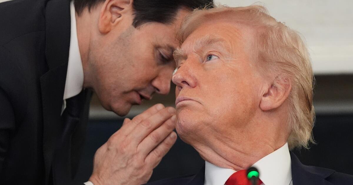 Mientras Trump hace estallar supuestas narcobarcas, utiliza un viejo y corrupto manual sobre América Latina