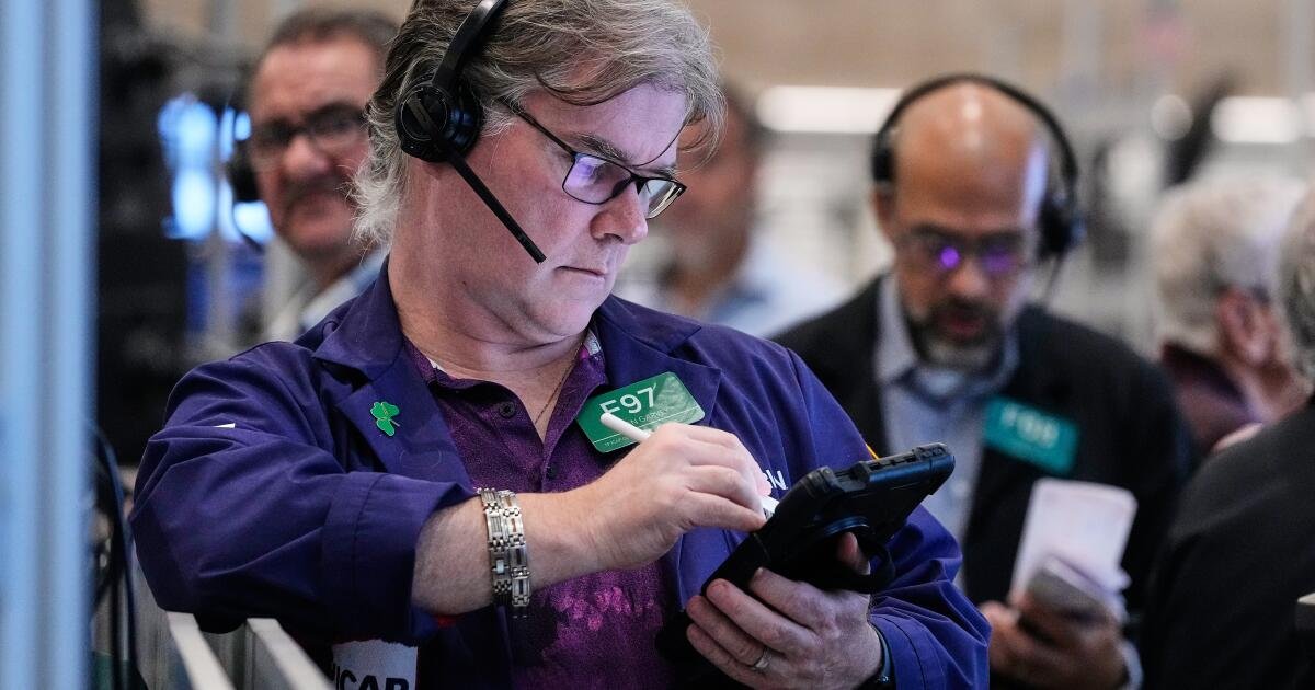 Wall Street alcanza más récords a medida que el precio del oro vuelve a caer