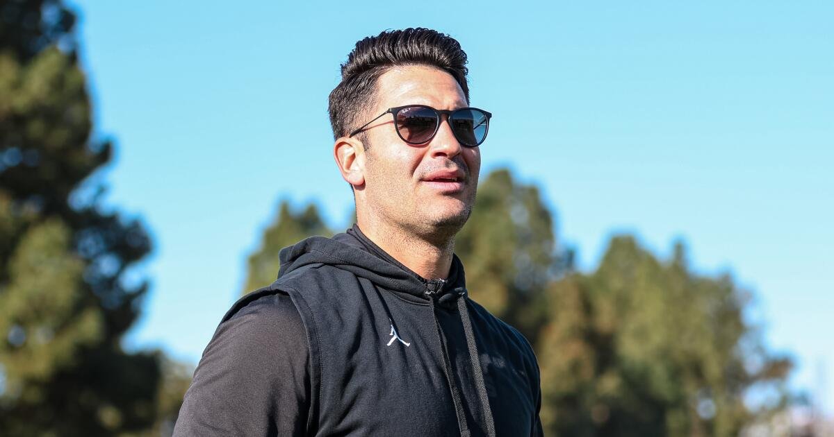 El coordinador ofensivo de la UCLA, Tino Sunseri, deja al equipo de manera mutua de formas