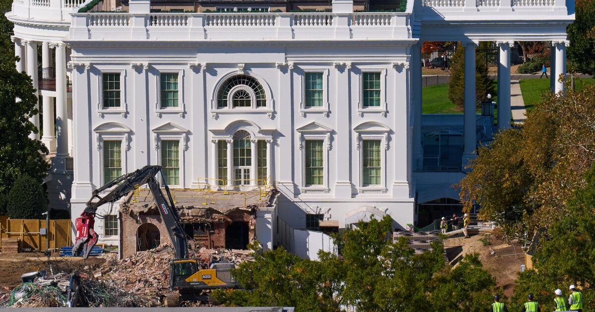 El ala este de la Casa Blanca es demolida mientras Trump avanza con la construcción del salón de baile, según muestran fotos de AP