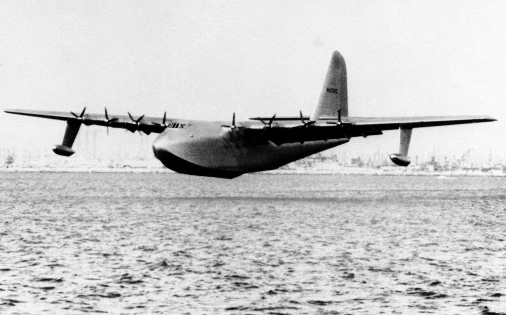 Hoy en la historia: 2 de noviembre, Howard Hughes lleva a 'Spruce Goose' en su único vuelo