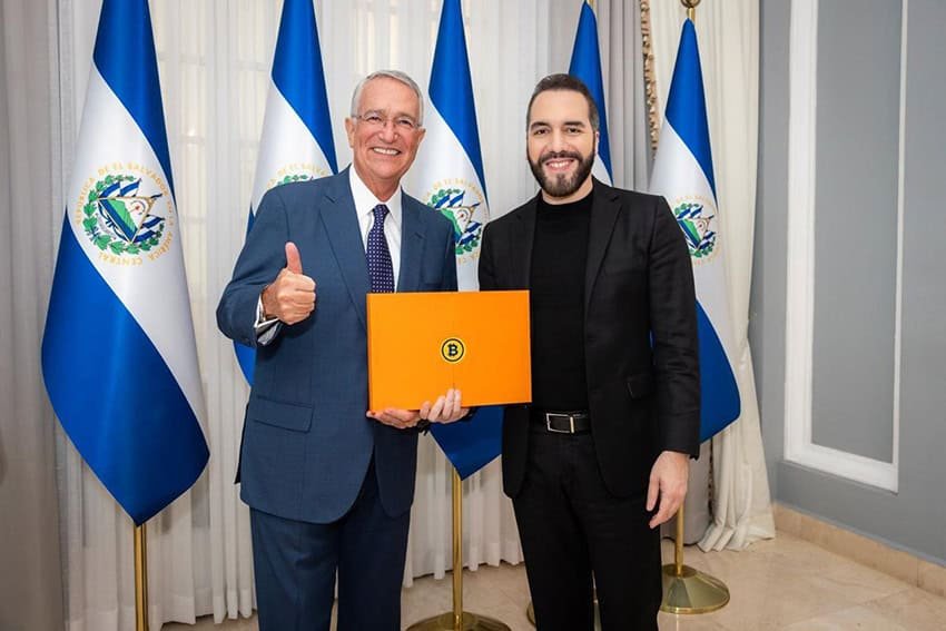 Salinas Pliego poses for a photo with El Salvador President Bukele