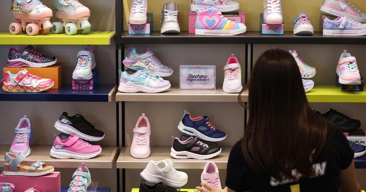 Los inversores de Skechers dicen que se vieron obligados a aceptar un mal negocio cuando la empresa se volvió privada