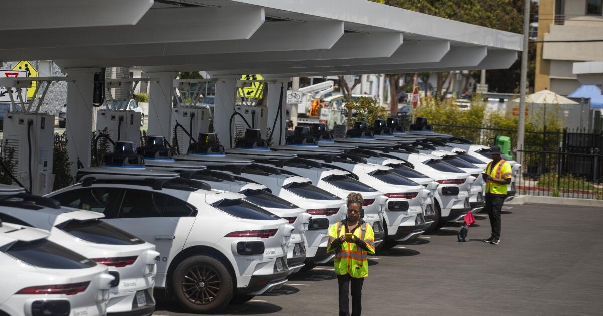 Santa Mónica ordena a Waymo que detenga las ruidosas operaciones nocturnas en las estaciones de carga. Los vecinos se regocijan