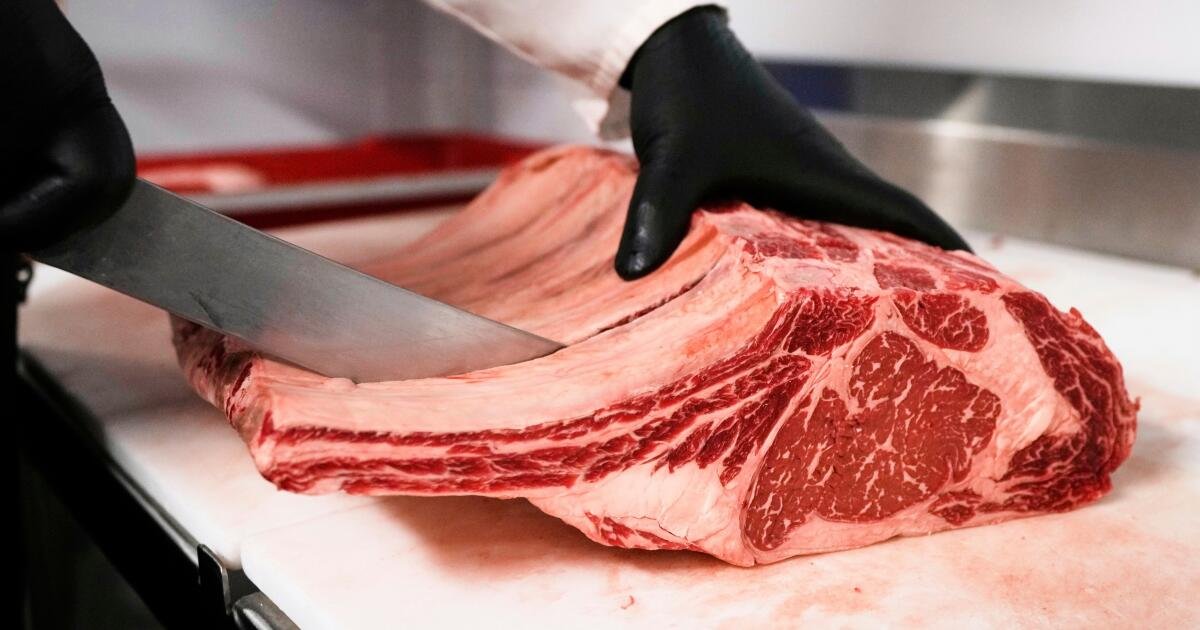 Trump acusa a los frigoríficos de propiedad extranjera de inflar los precios de la carne vacuna estadounidense y pide una investigación