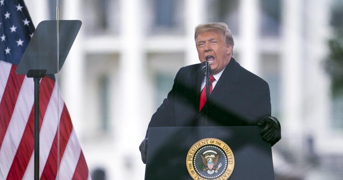 Los líderes de BBC News dimitieron después de que la edición de un discurso de Trump por parte de la emisora fuera considerada engañosa.