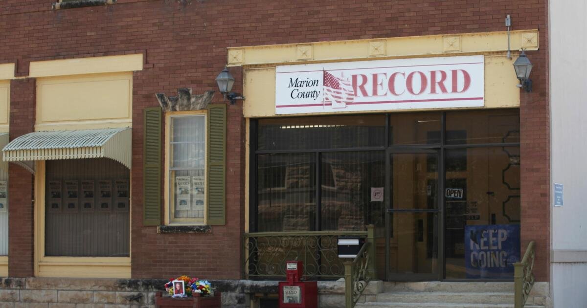 El condado de Kansas acuerda pagar $3 millones por una redada policial en un periódico de una pequeña ciudad