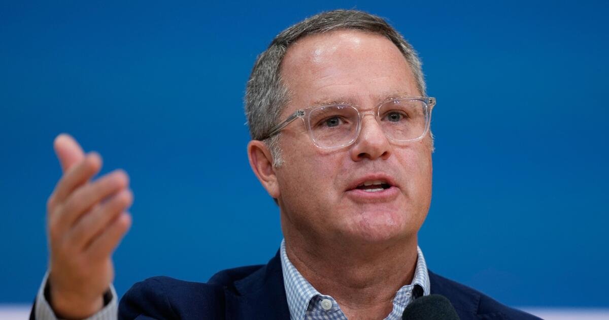 El director ejecutivo de Walmart, Doug McMillon, anuncia su retiro sorpresa a los 59 años