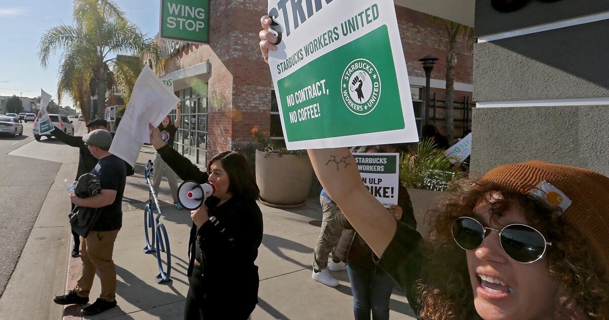 Baristas sindicalizados de Starbucks se preparan para ir a huelga la próxima semana en medio de un largo enfrentamiento contractual