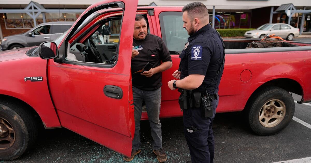 Los oficiales han comenzado a hacer cumplir la ley de inmigración en Charlotte, dicen funcionarios federales