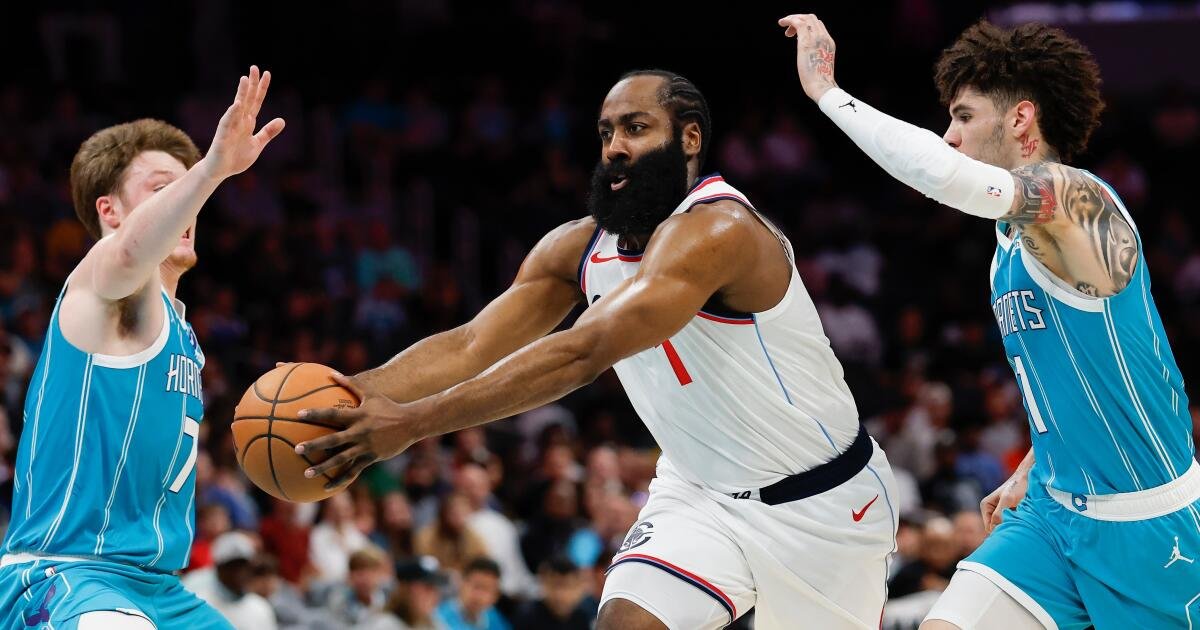 James Harden anota 55, el máximo de la temporada, mientras los Clippers derrotan a los Hornets