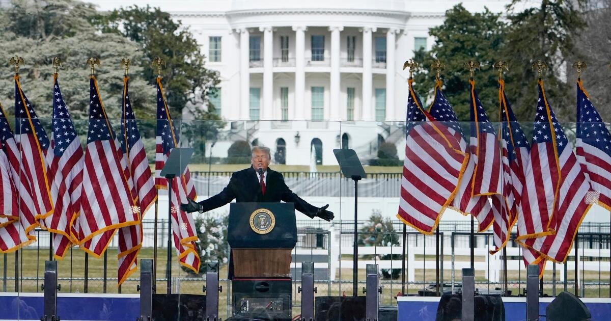 La BBC se disculpa con Trump por su edición engañosa, pero dice que no hay base para un reclamo por difamación