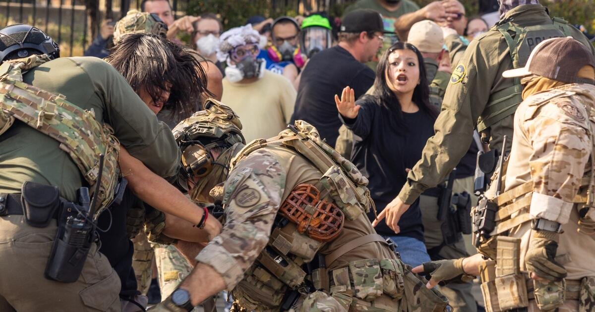 De las urnas a las calles, los latinos denuncian el reinado de Trump