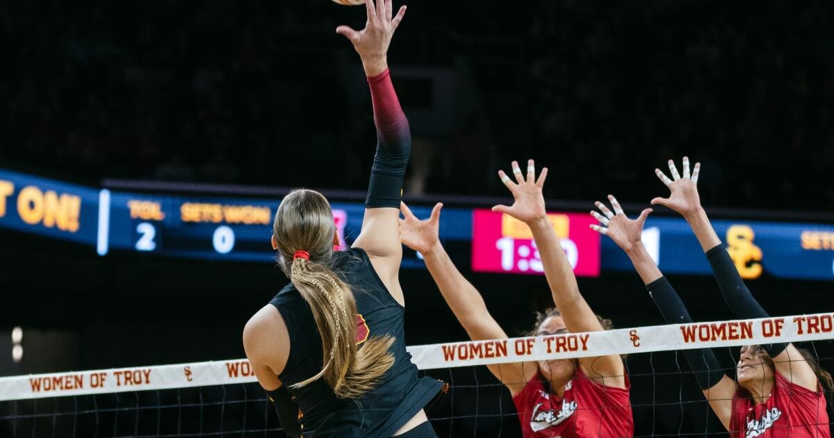 El voleibol femenino de la USC no puede igualar la rapidez del No. 1 Nebraska y cae ante los Huskers
