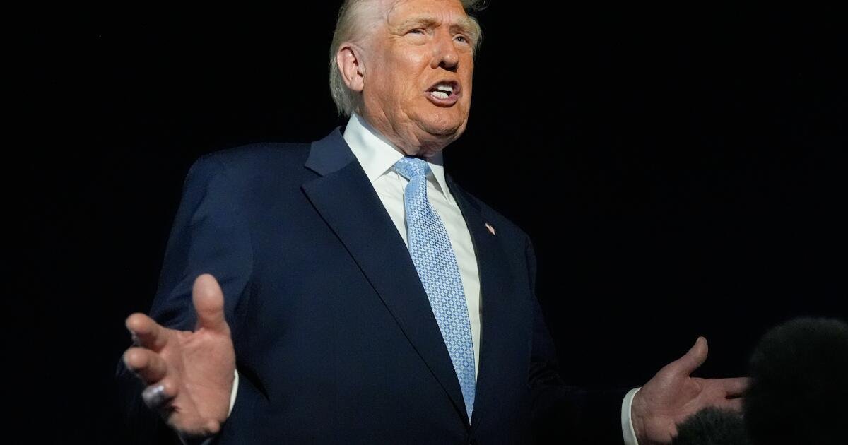 Trump defiende a Tucker Carlson por la entrevista con Nick Fuentes, conocido por sus opiniones antisemitas