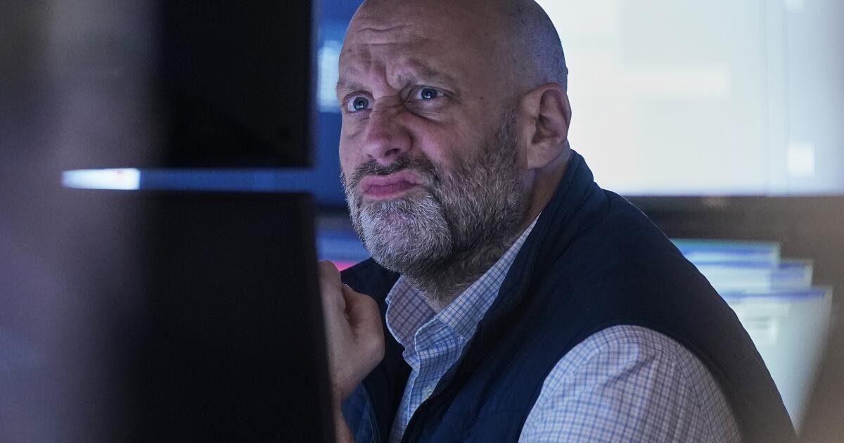 Las acciones cierran mixtas en Wall Street después de pasar la mayor parte del día en números rojos