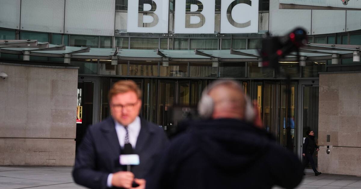 El gobierno del Reino Unido defiende a la BBC mientras los críticos circulan y Trump amenaza con demandar