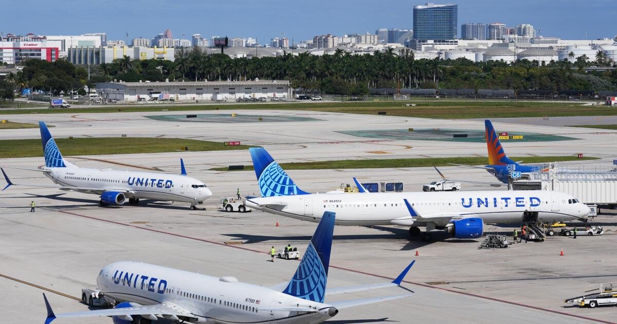 La FAA levanta las restricciones de vuelo y permite a las aerolíneas comerciales reanudar sus horarios regulares