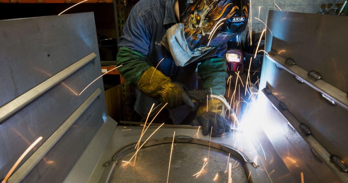 La ansiedad económica de los estadounidenses crece a medida que las preocupaciones por la seguridad laboral se suman a las preocupaciones por la asequibilidad