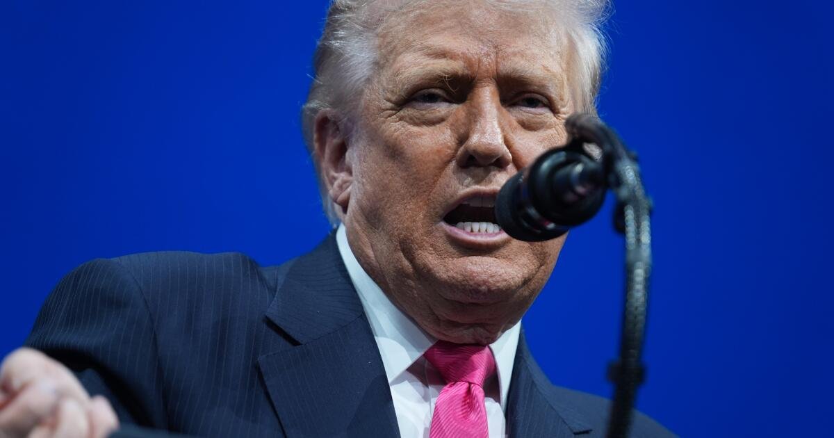 Trump firma un proyecto de ley que exige que su administración publique los archivos de Epstein