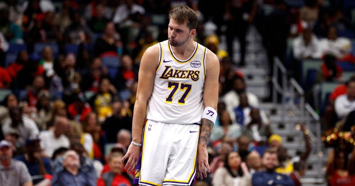 Con LeBron acercándose a su regreso, Austin Reaves y Luka Doncic llevan a los Lakers a superar a los Pelicans