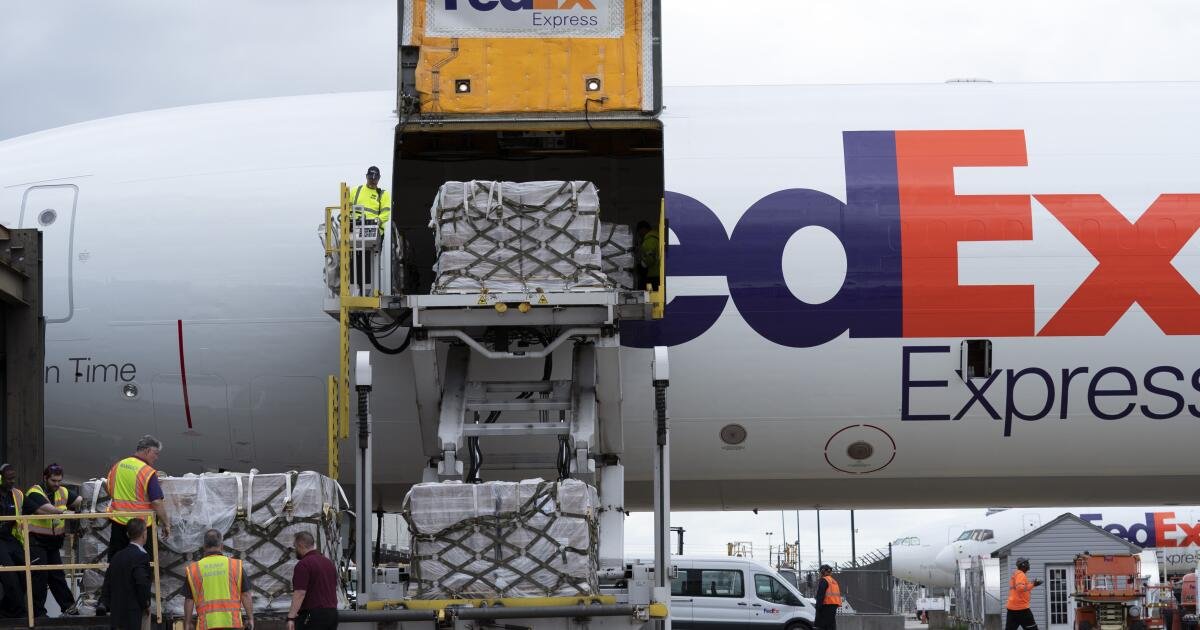 Pulmones cosechados. Piezas de fábrica. Cómo los recortes de vuelos podrían retrasar la entrega de bienes vitales a LAX y otros aeropuertos