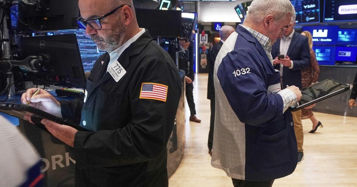 Las acciones suben ante la esperanza de tasas de interés más bajas mientras el Dow Jones sube 660 puntos
