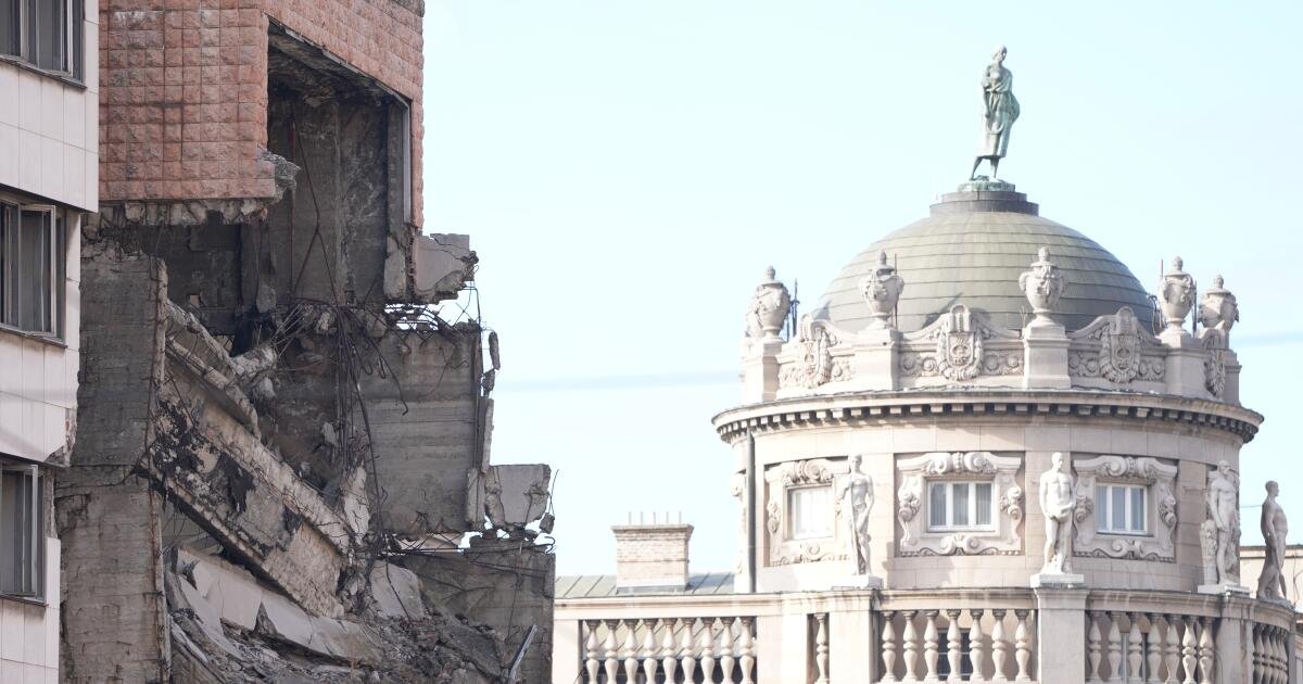 Serbia aprueba un proyecto de ley especial que permite al yerno de Trump construir un complejo de lujo a pesar de la oposición