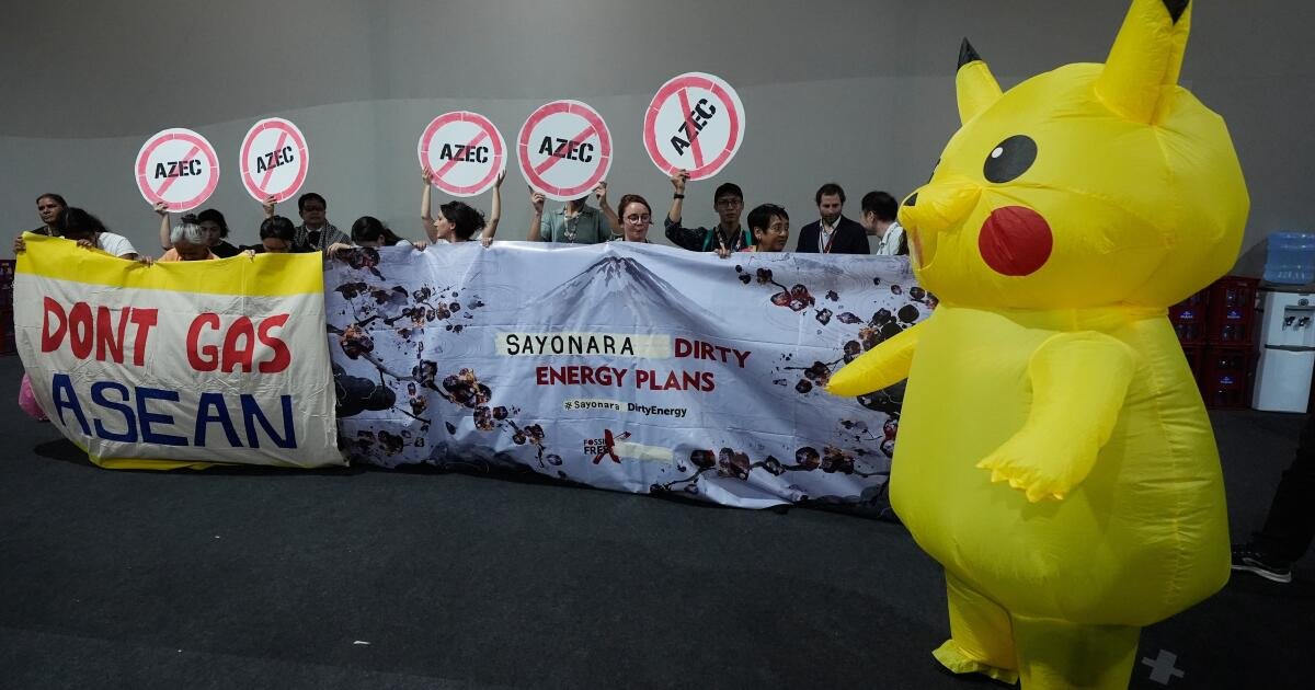 Manifestantes disfrazados de Pikachu exigen que Japón ponga fin a la financiación de combustibles fósiles en la conferencia sobre el clima de la ONU