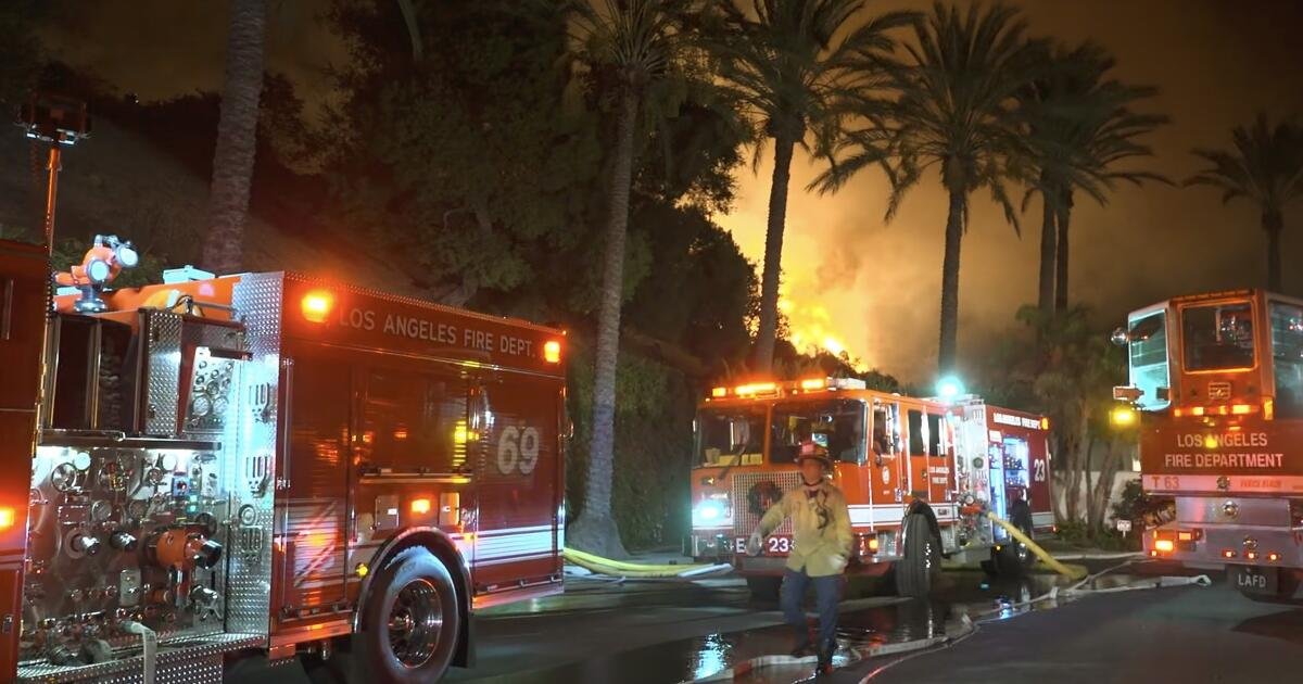 Fiscales federales citan a un bombero de Los Ángeles por mensajes de texto