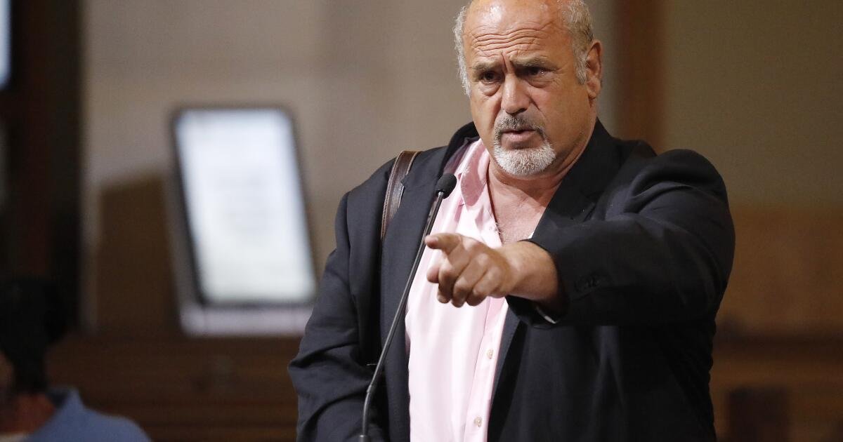 Muere a los 63 años el escritor de televisión de Hollywood que se convirtió en un implacable guardián ciudadano