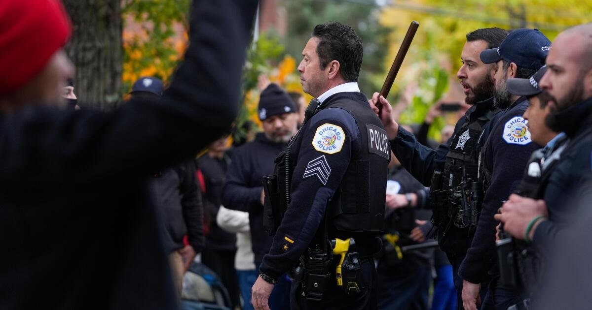 La policía de Chicago responde a un informe de disparos contra agentes federales en medio de medidas enérgicas contra la inmigración