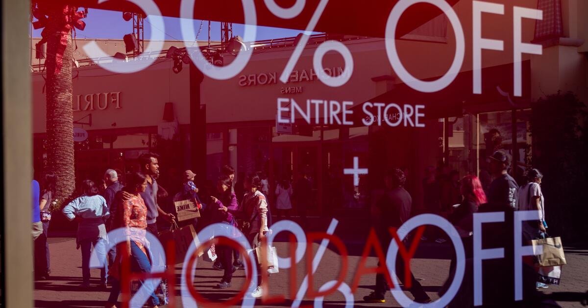 Los compradores del Black Friday pasan más tiempo buscando ofertas pero menos dinero en medio de la angustia económica