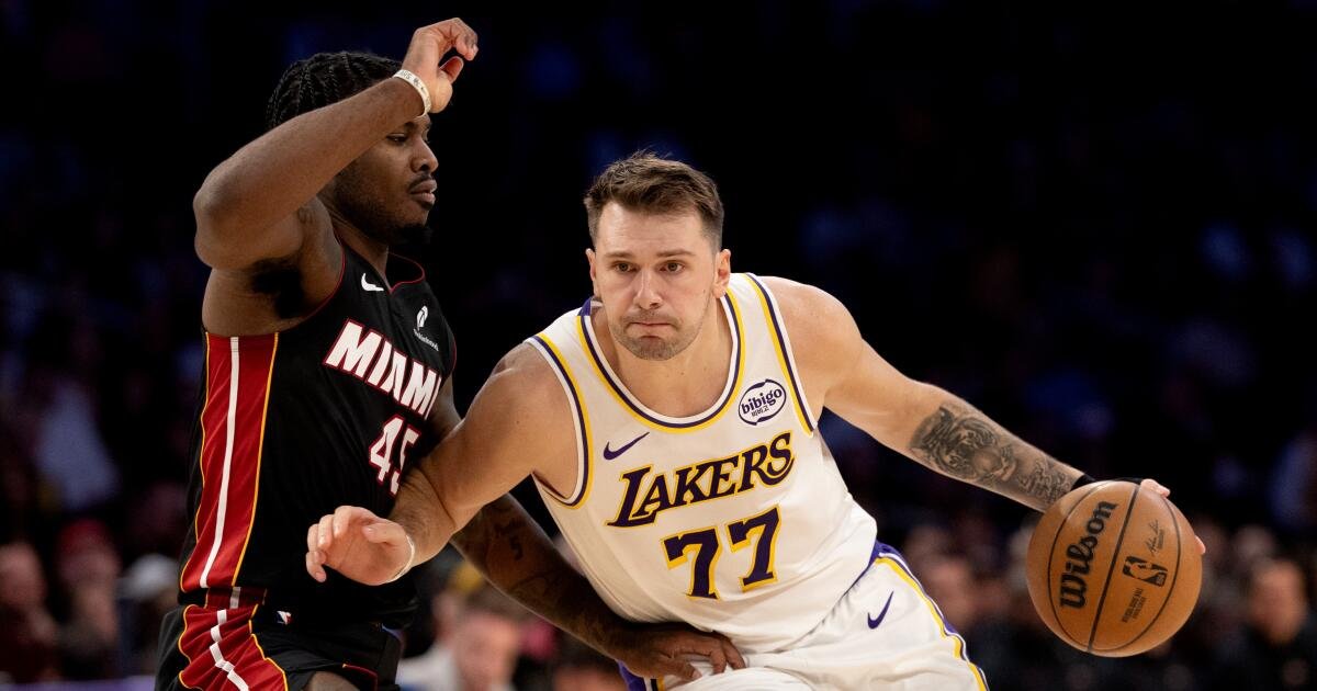 Luka Doncic logra triple-doble para impulsar a los Lakers a la victoria sobre el Heat