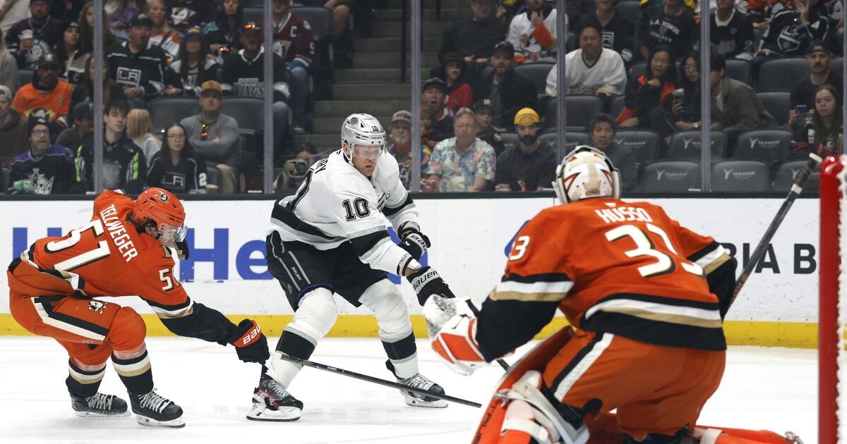El ex Duck Corey Perry le da un impulso a los Kings, pero aún así pierden el juego de rivalidad