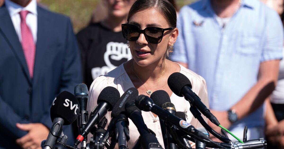 Los acusadores de Epstein lidian con emociones complejas sobre la prometida publicación de los archivos del Departamento de Justicia